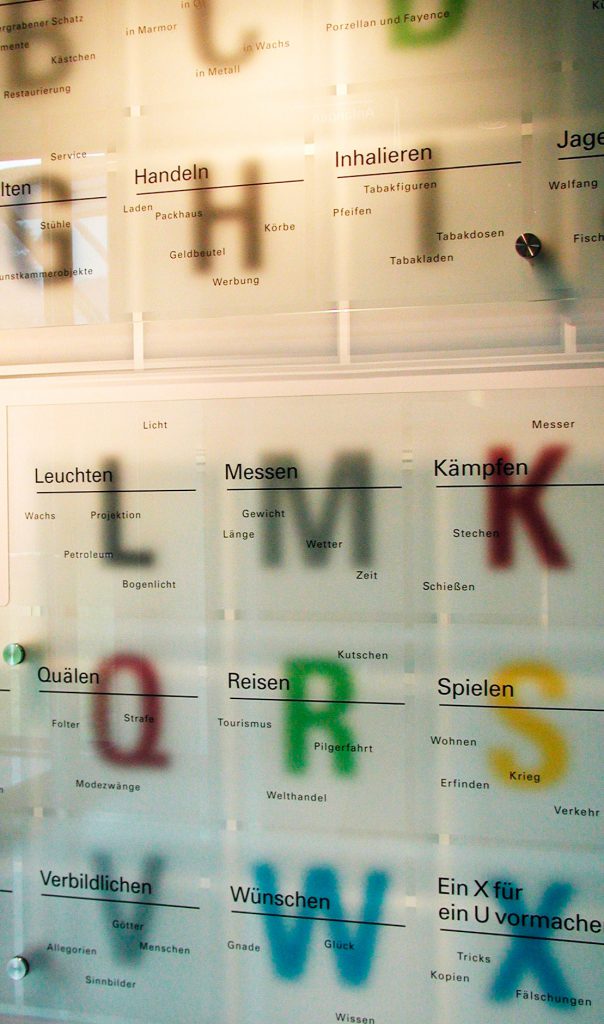 Wand mit Buchstaben im Schaumagazin