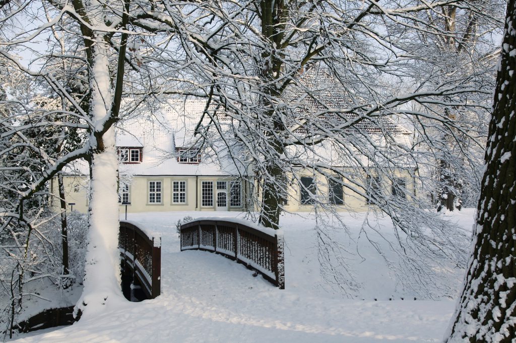 Brücke im Riensbergpark unter einer tiefen Schneeschicht. 