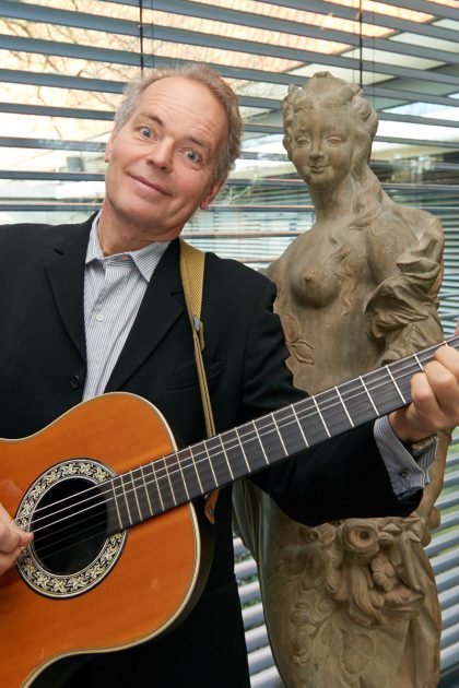 Pago Balke mit Gitarre vor der Statue Flora.