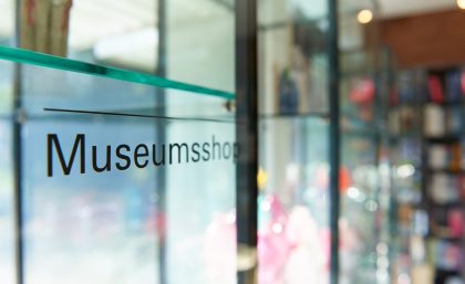 Blick in eine Vitrine des Museumsshops