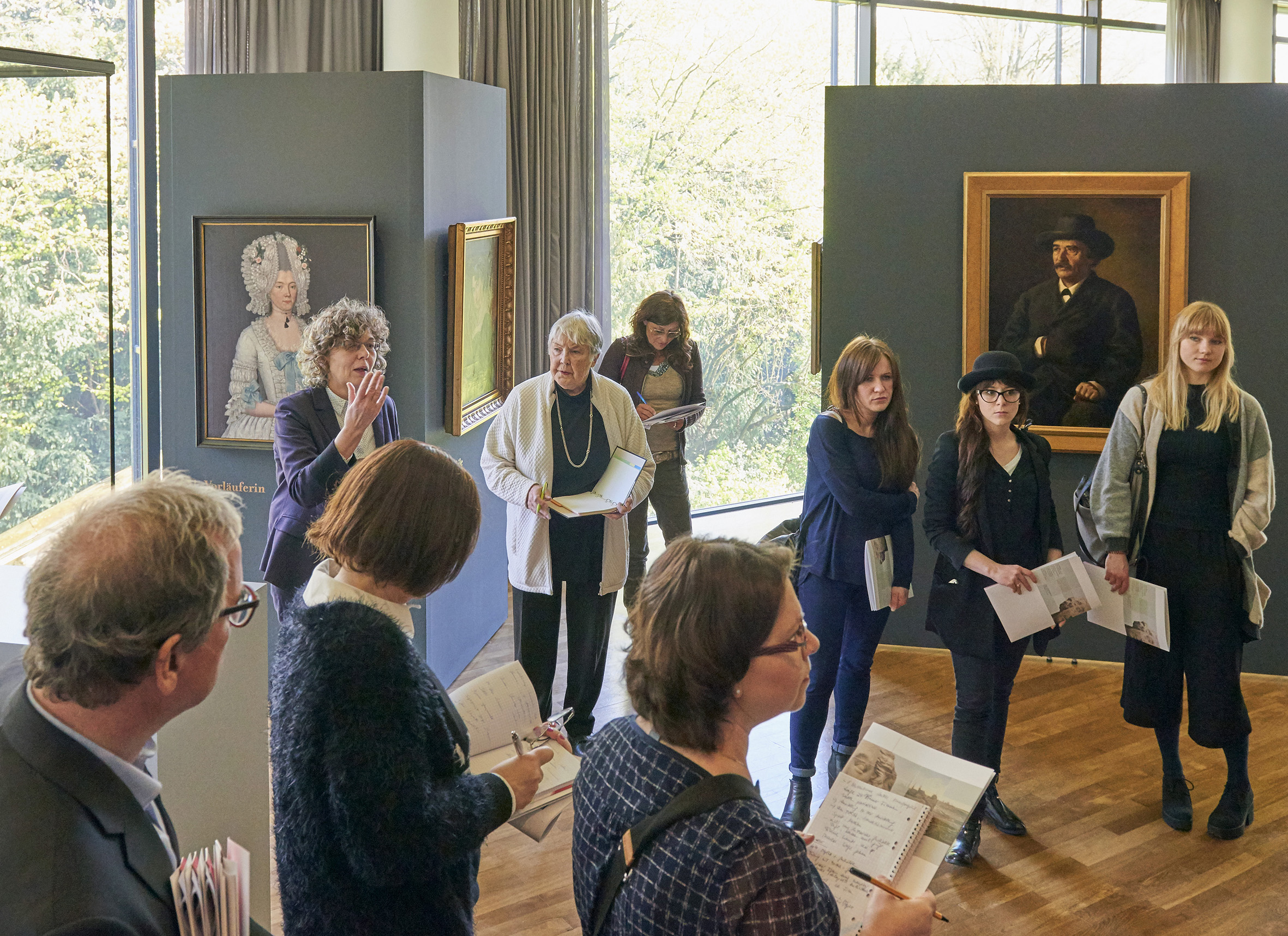 Führung für Journalistinnen und Journalisten durch die Ausstellung "Frauengeschichte(n)"