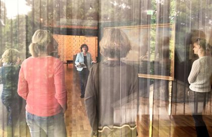 Führung durch eine Ausstellung.