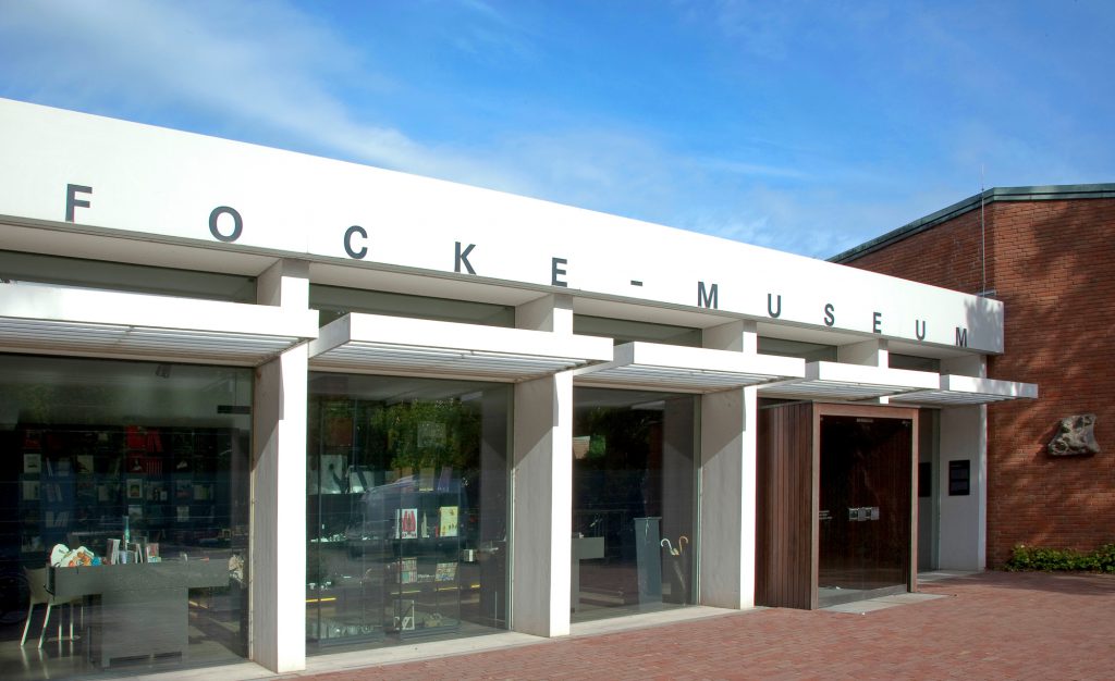 Eingang zum Haupthaus des Focke-Museums. An der Front ist der Schriftzug "Focke-Museum" zu sehen.