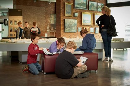 Schüler*innen in der Ausstellung.