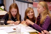 Schülerinnen und Dozentin am Tisch