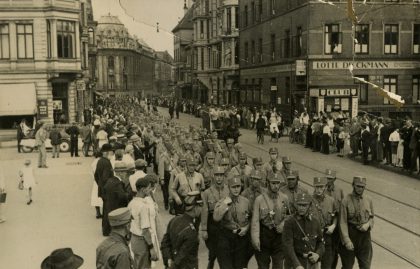 Die Nationalsozialisten marschieren durch Bremen