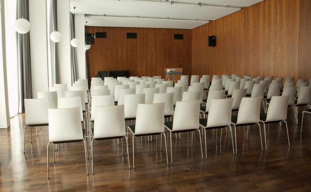 Stuhlreihen im Vortragssaal