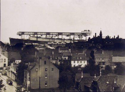 Kran der AG Weser ragt in Gröpelingen über die Häuser