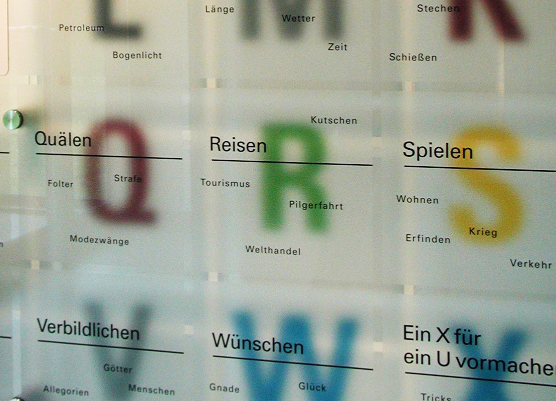 Wan mit Buchstaben und Wörtern im Schaumagazin