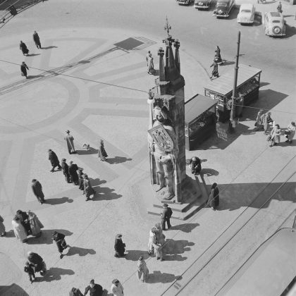 Blick von oben auf den Marktplatz. Man sieht den Roland, einen Kiosk und das Hanseatenkreuz.