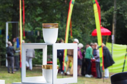 Zwei Keramikgefäße an einem Stand im Park