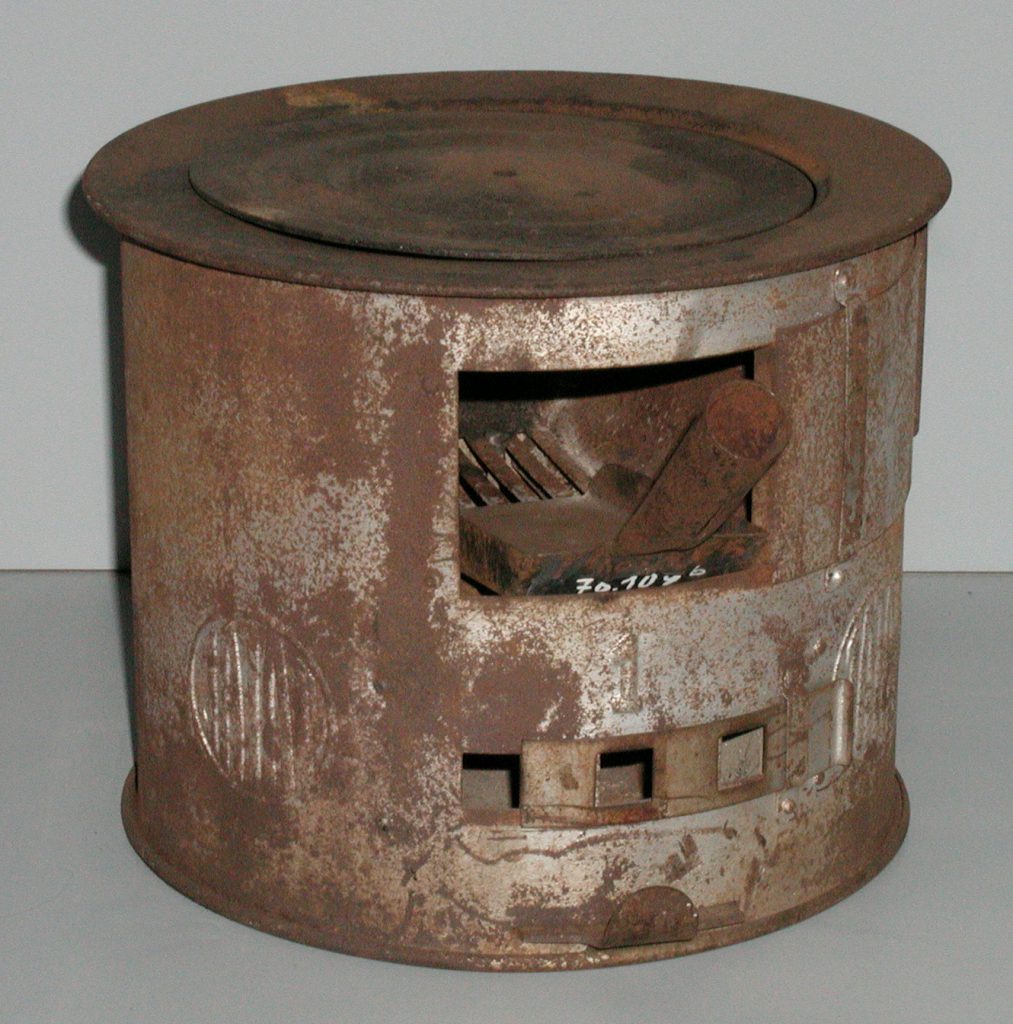Rundes Gefäß aus Metall, das zum Heizen und Kochen genutzt wurde. 