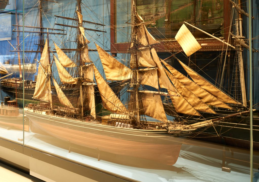 Auf dem Foto ist das Modell eines Segelschiffes zu sehen.  