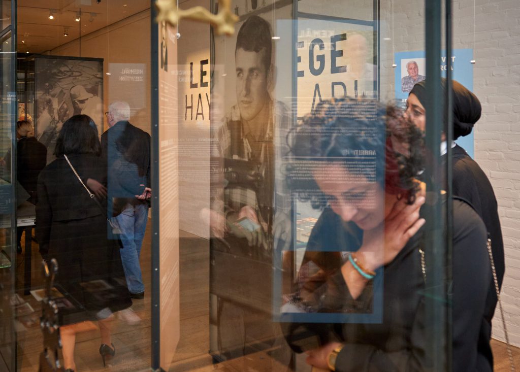 Besucherinnen schauen in eine Vitrine.