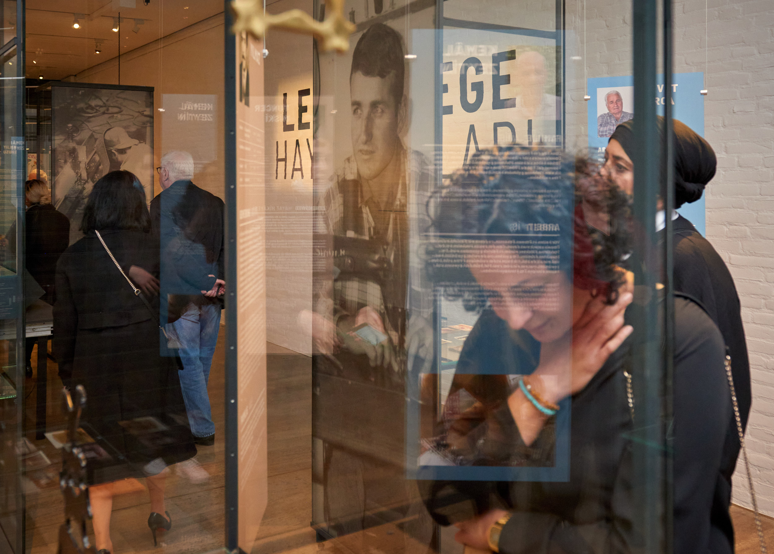 Besucherinnen schauen in eine Vitrine.