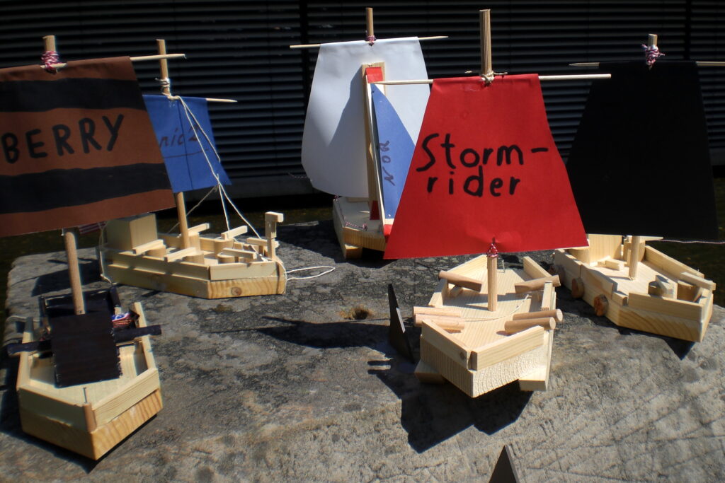 Fünf aus Holz gebastelte Schiffsmodelle