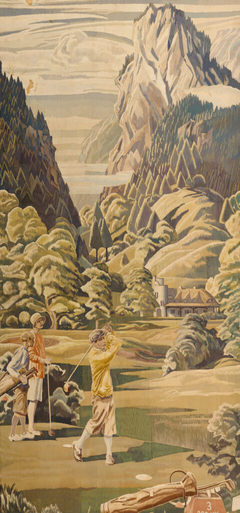 Ein Ehepaar spielt Golf, begleitet von einem Träger, der die Tasche trägt. Frühlingshafte Sonne scheint auf die Szenerie. Hohe Berge türmen sich hinter den Sportlern auf. 