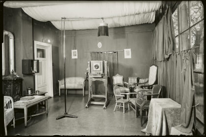 Atelierraum mit einer großen Atelierkamera und diversen Möbeln.