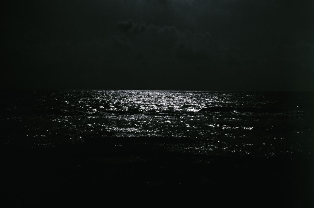 Blick aufs Meer in der Nacht
