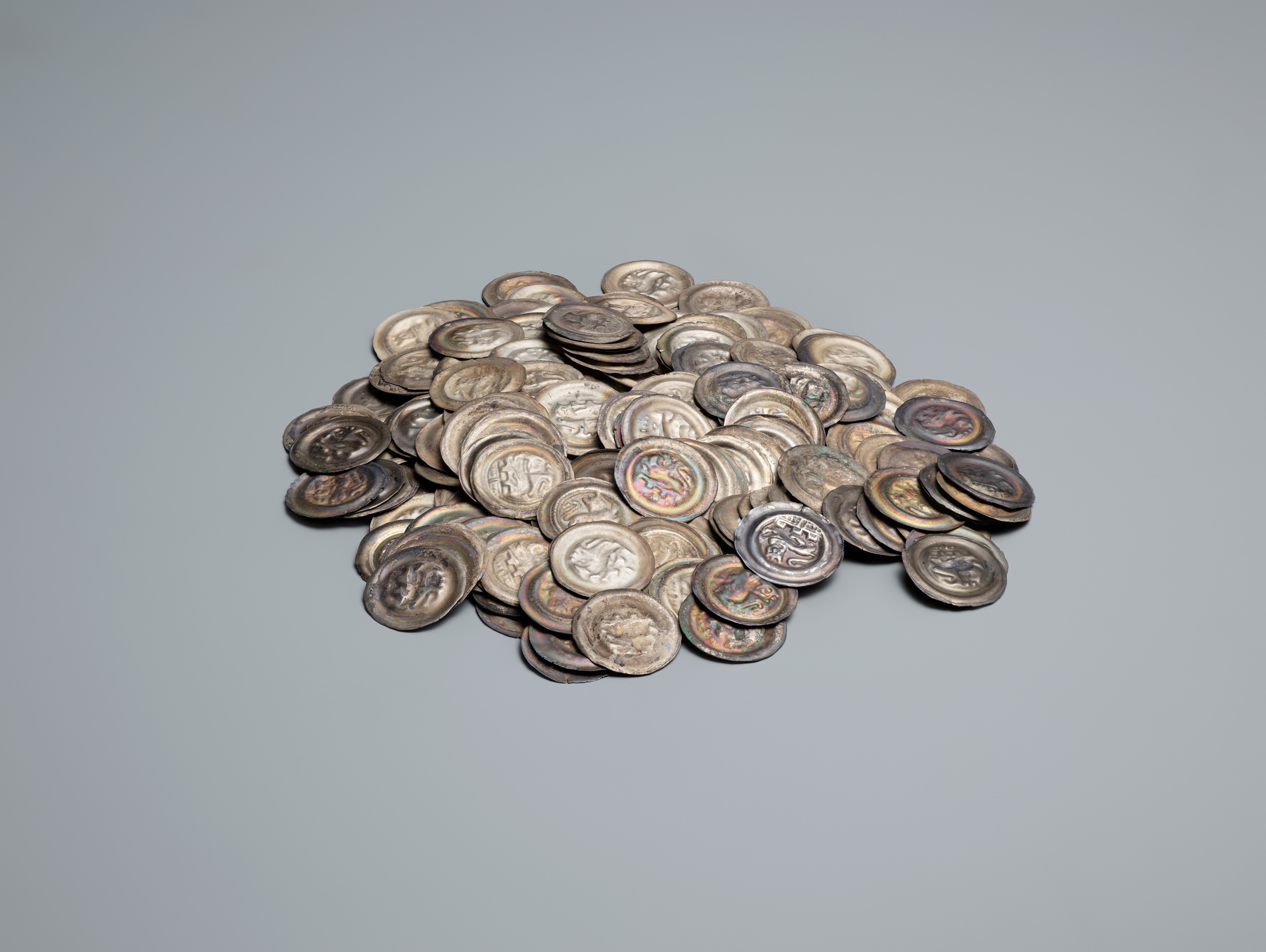 Ein Haufen verfärbter Münzen
