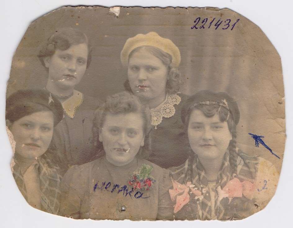historisches Foto von fünf jungen Frauen