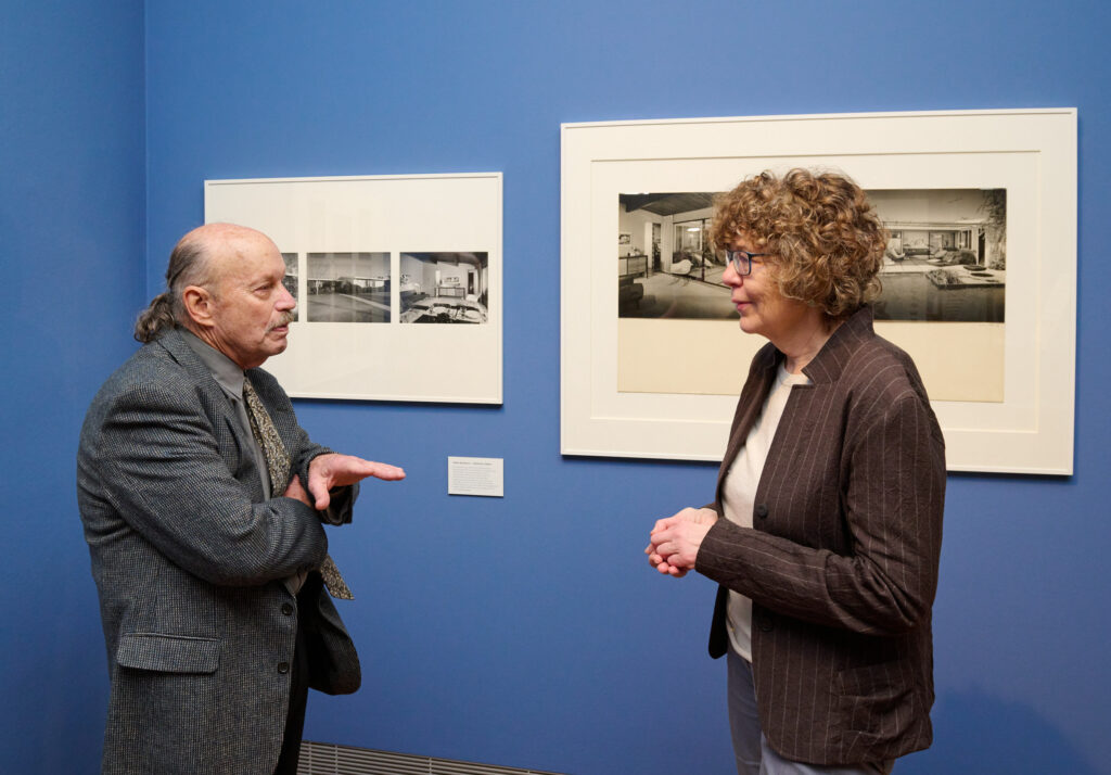 Mike Frank und Dr. Karin Walter unterhalten sich in der Ausstellung