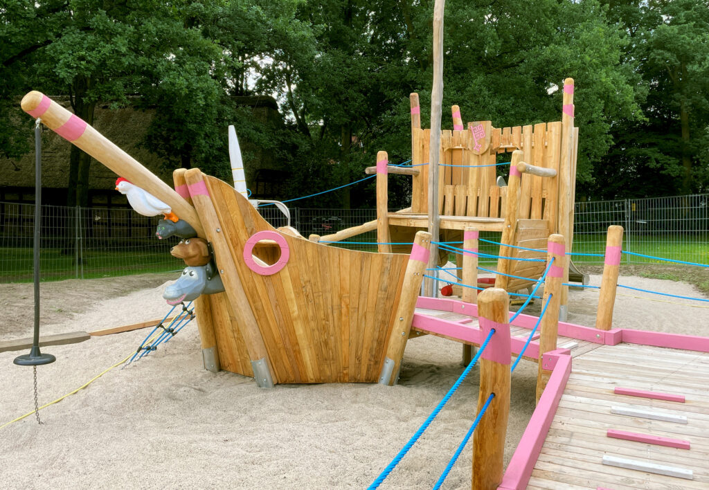 Spielplatz mit einem Kletterschiff in Form einer Hansekogge.