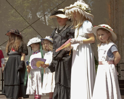 Sechs Kinder in historischen Kostümen