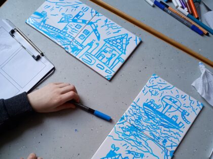 blau bemalte Fliesen, Hand hält einen blauen Fasermaler