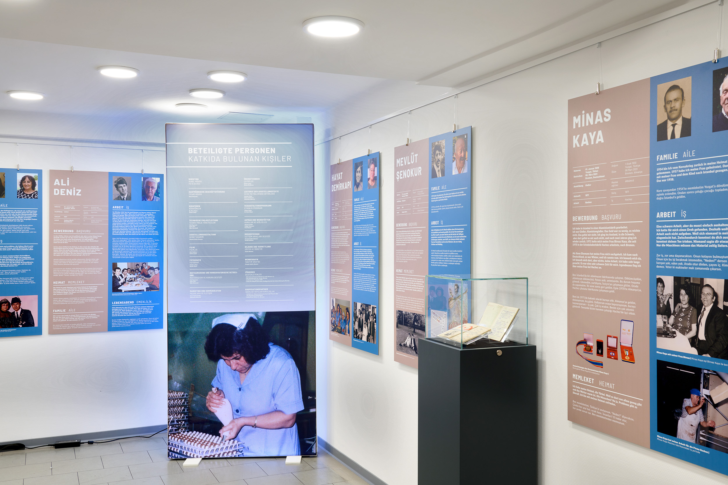Blick in den Ausstellungsraum mit Bild-Schrifttafeln.