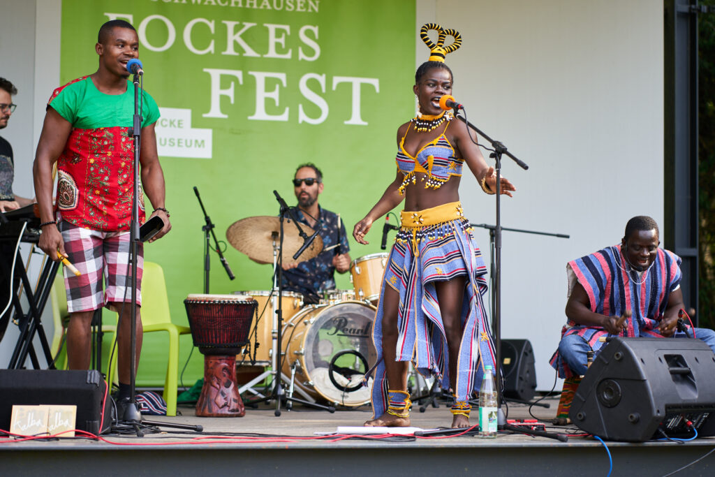 Musikerinnen und Musiker auf der Bühne