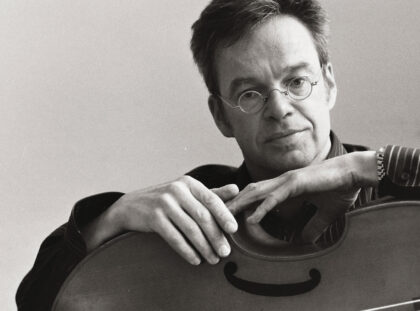 Musiker hinter seiner Viola da Gamba