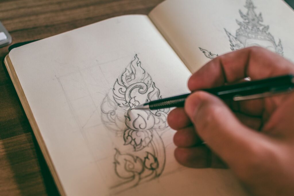 Eine Hand zeichnet mit einem Bleistift