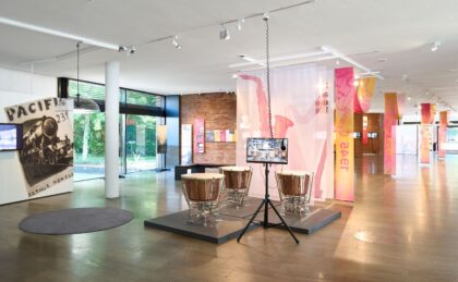 Blick in die Ausstellung auf drei Kurbelpauken.