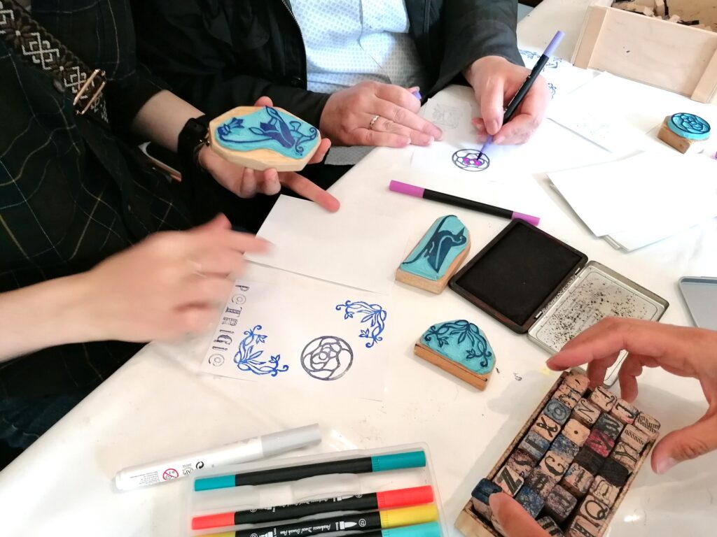 Kinder bedrucken Karten mit Jugendstilmotiv-Stempeln