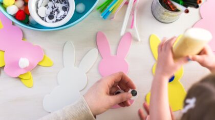 Basteltisch mit ausgeschnittenen Hasensilhouetten
