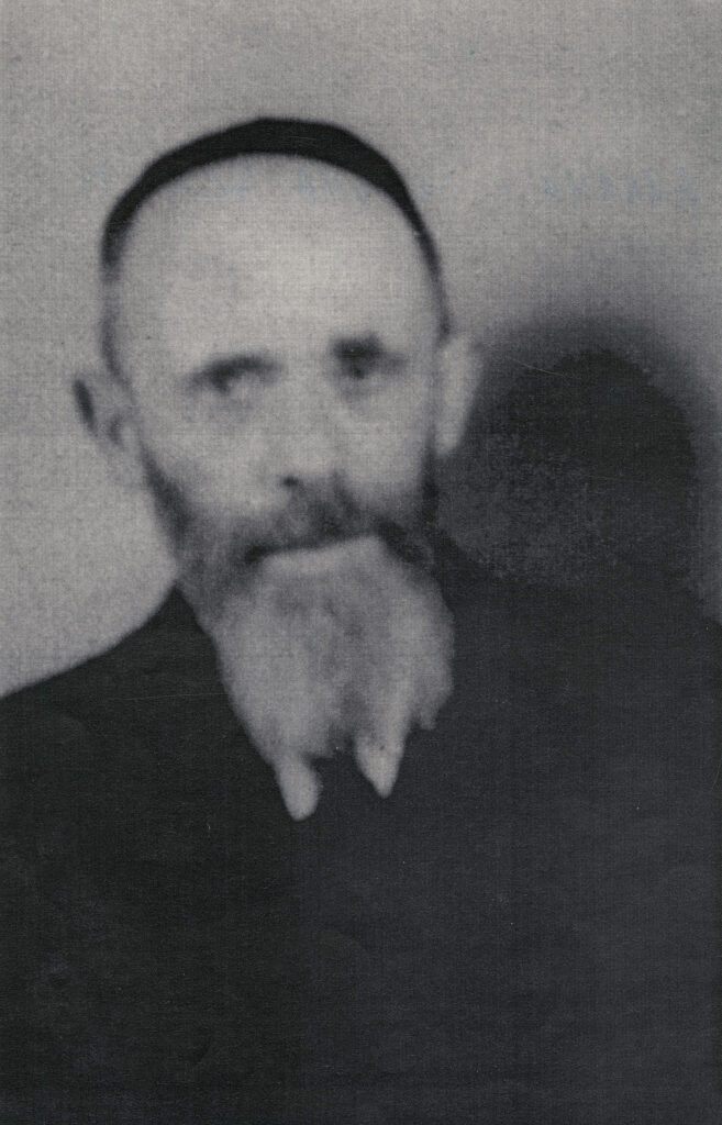 schwarz-weiß Foto eines mittelalten Mannes mit Kippa und einem langen Bart.