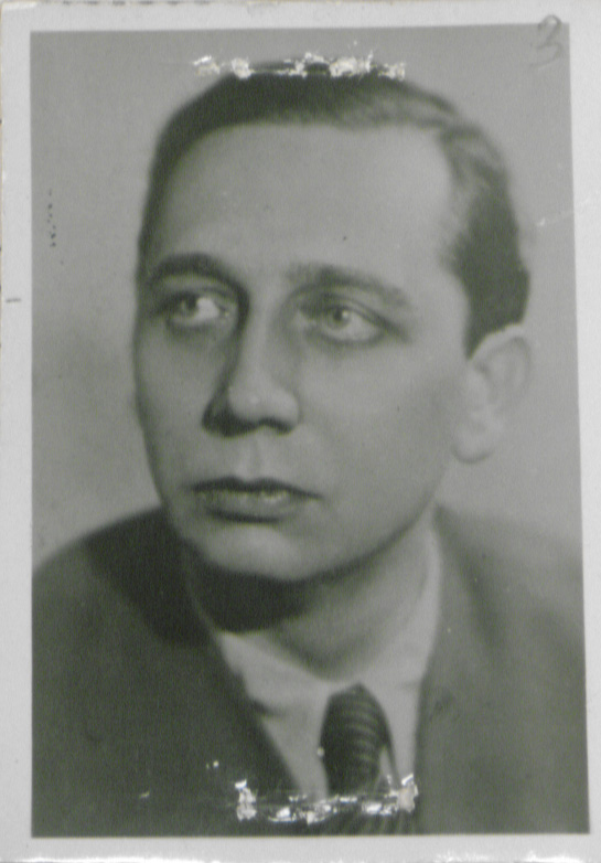 schwarz-weiß Foto eines mittalten Mannes mit akkuratem Seitenscheitel