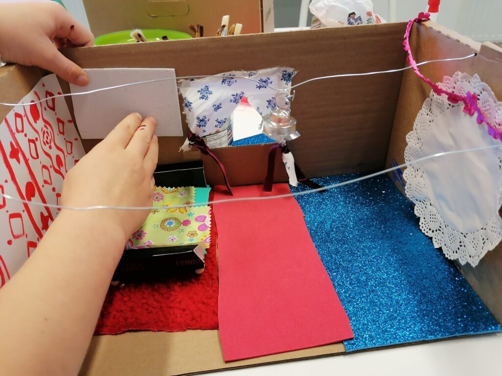 Zimmer in einem Karton