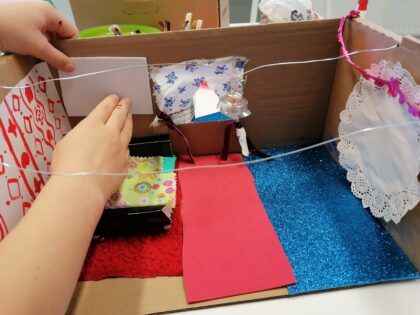 Zimmer in einem Karton