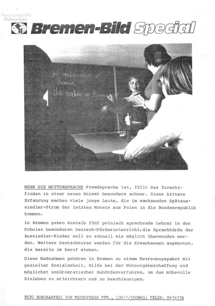 Seite aus der Zeitschrift "Bremen Bild Special" mit einem Foto einer Grundschülerin, die an die Tafel schreibt: Ich wohne in Bremen (auf deutsch und auf polnisch)