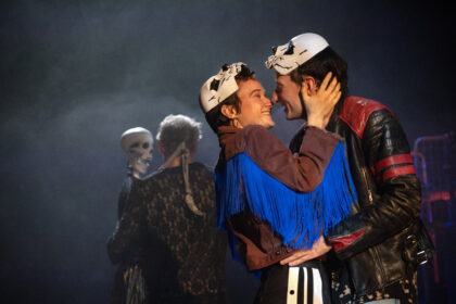 Szene aus "Romeo und Julia für 2". Eine Schauspielerin und ein Schauspieler halten sich in den Armen und sind kurz davor, sich zu küssen.