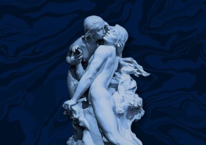 antike Statue von einem sich küssenden Paar